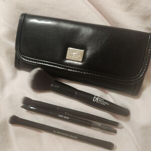 *NEW* IT Cosmetics travel brush set with traveling case
